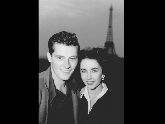 Elizabeth Taylor berpose dengan suaminya, Nick Hilton, di teras kamar hotel di Paris, 31 Mei 1950
