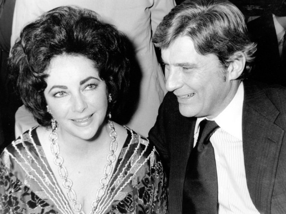 Elizabeth Taylor dan suaminya, John Warner, di 42nd New York Film Critics Circle Awards, 30 Januari 1977.