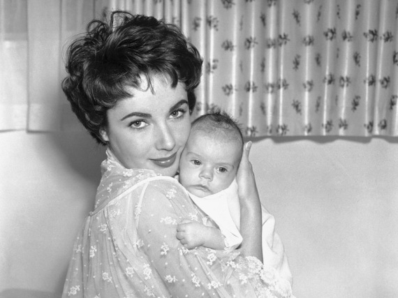 Elizabeth Taylor berpose dengan Michael Howard Wilding, anaknya dengan aktor Inggris, Michael Wilding, 6 Januari 1953. 